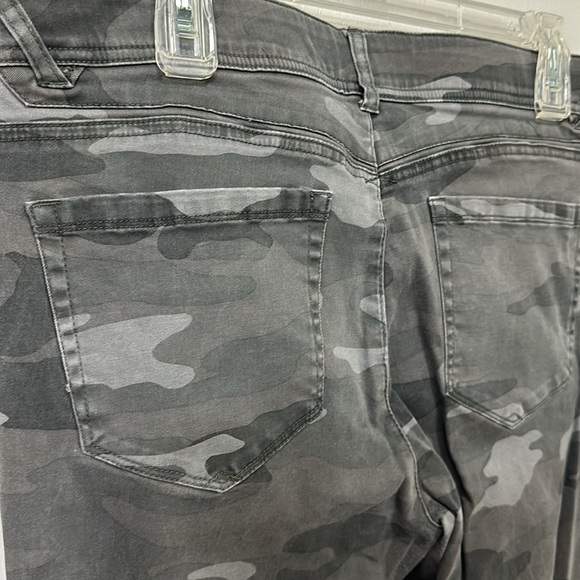 Democracy women’s size 12 Ab Solution Gray camo jeans - Picture 7 of 7